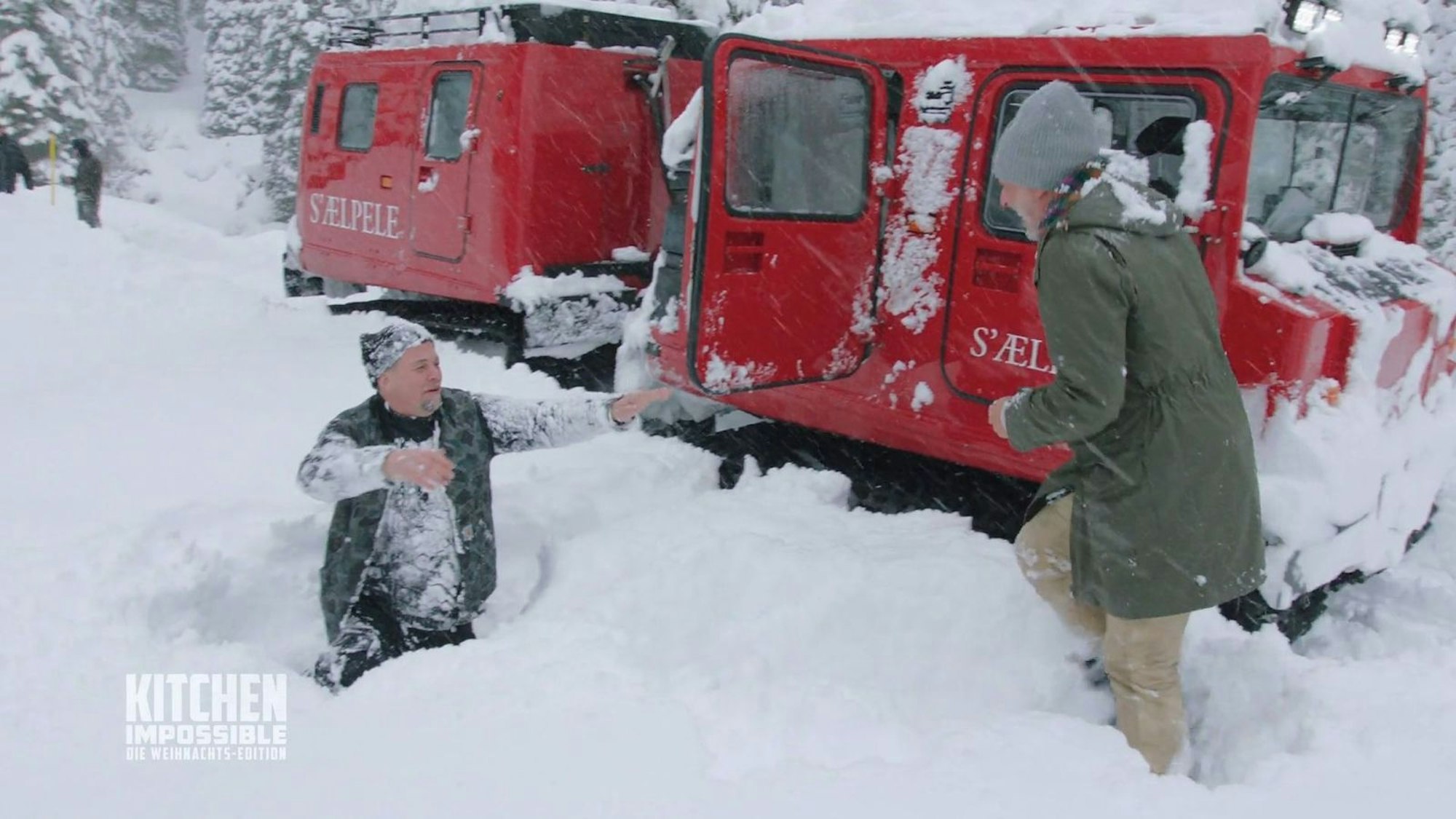 Der Schnee war doch tiefer als Tim Mälzer dachte. (Bild: RTL)