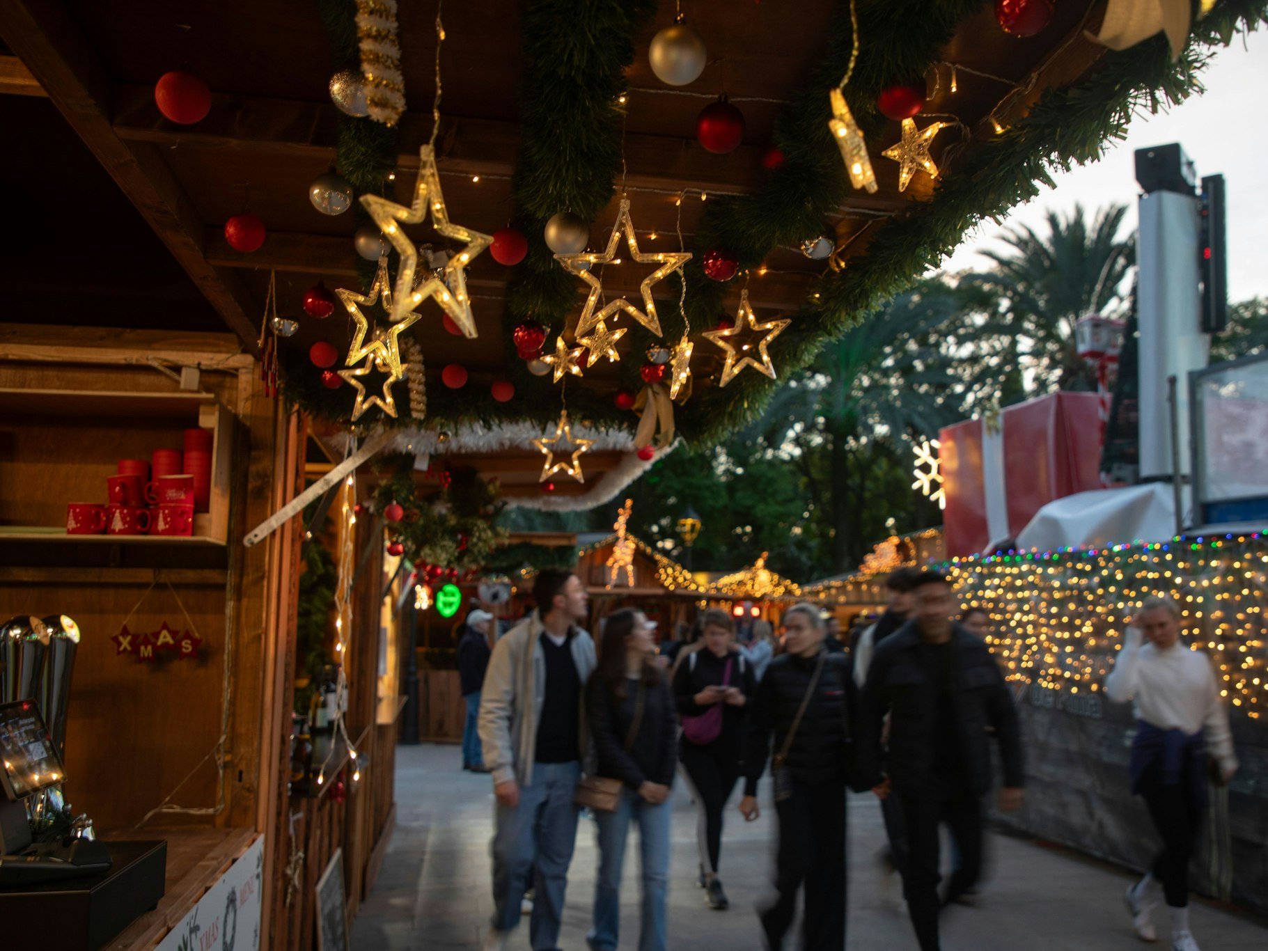 Menschen schlendern am 30. November 2025 über den Weihnachtsmarkt auf dem Platz Plaza Major in Palma auf Mallorca. (Symbolfoto)