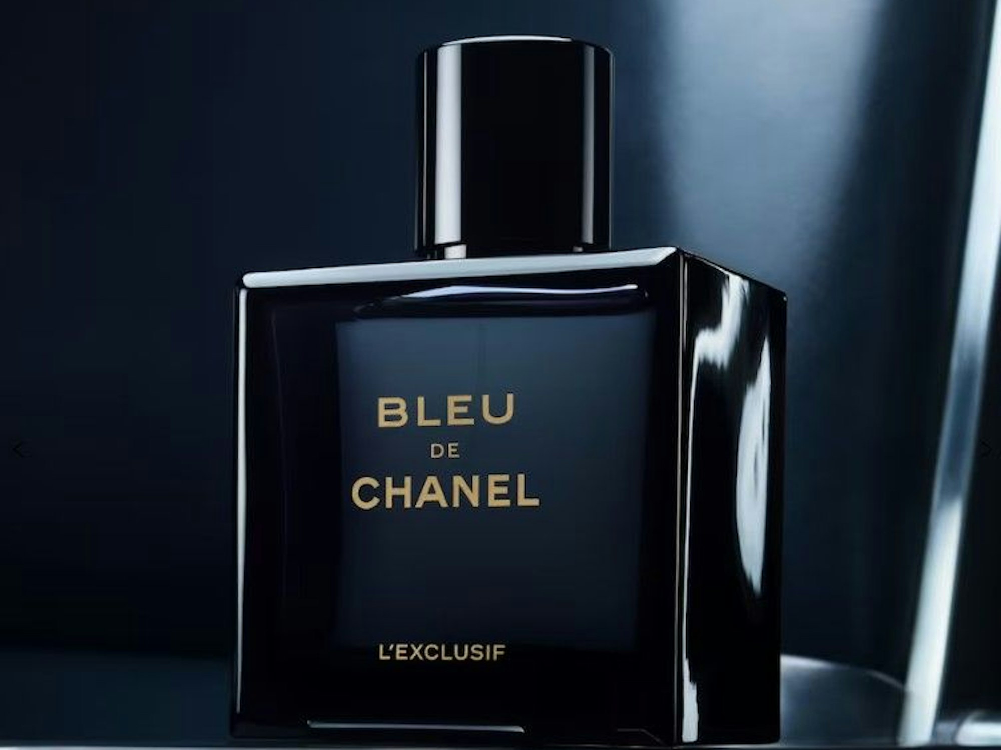 Ein nachtblauer Parfümflakon