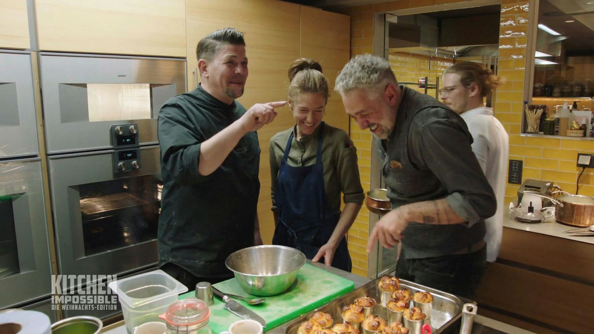 Die Freude am Kochen kehrt zurück und plötzlich gelingt sogar das Hefegebäck. (Bild: RTL)