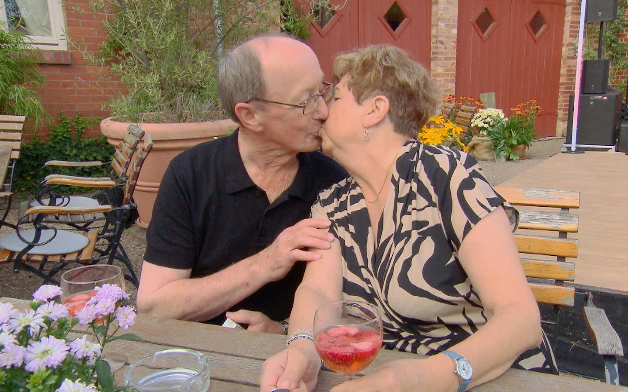 Schon beim Scheunenfest funkte es zwischen ihm und der 70-jährigen Katharina. (Bild: RTL / Stefan Gregorowius)