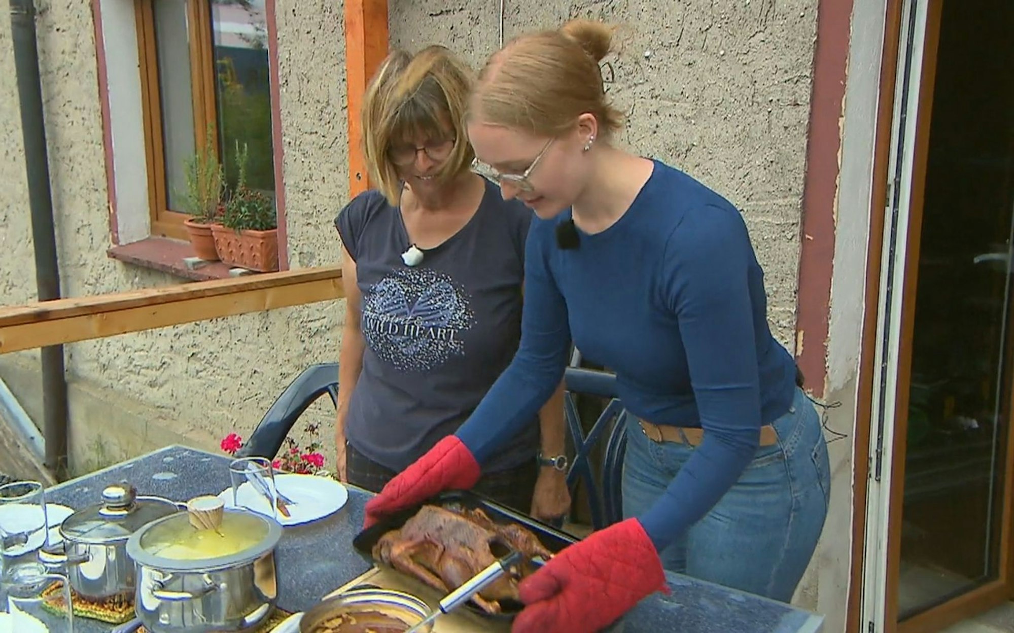 Pauline (rechts, mit Christophers Mutter Carola) überwindet sich. (Bild: RTL)