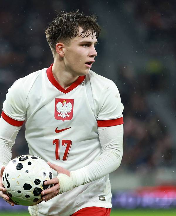 Oskar Pietuszewski hat einen Ball in der Hand und schaut zur Seite.