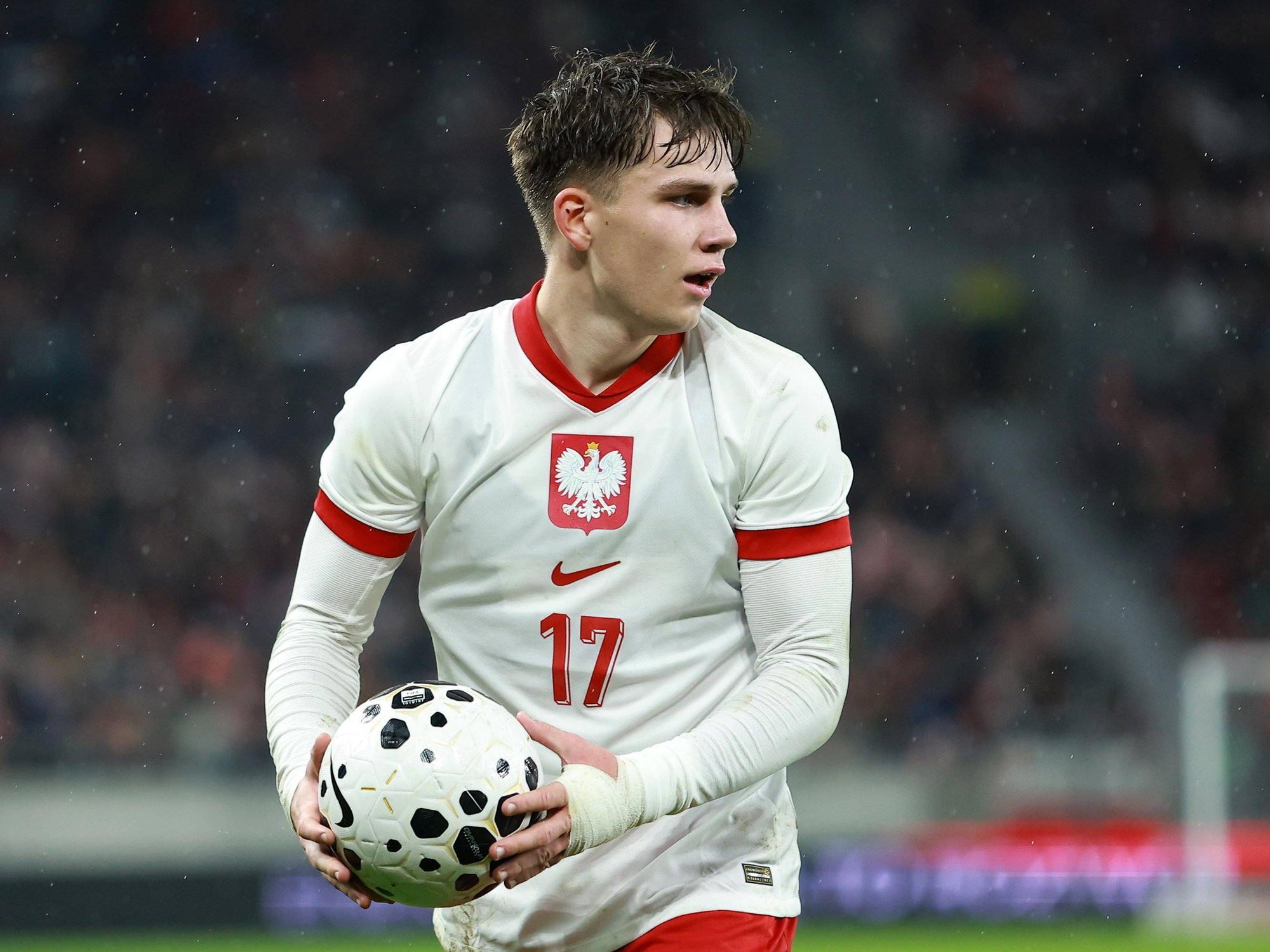 Oskar Pietuszewski hat einen Ball in der Hand und schaut zur Seite.