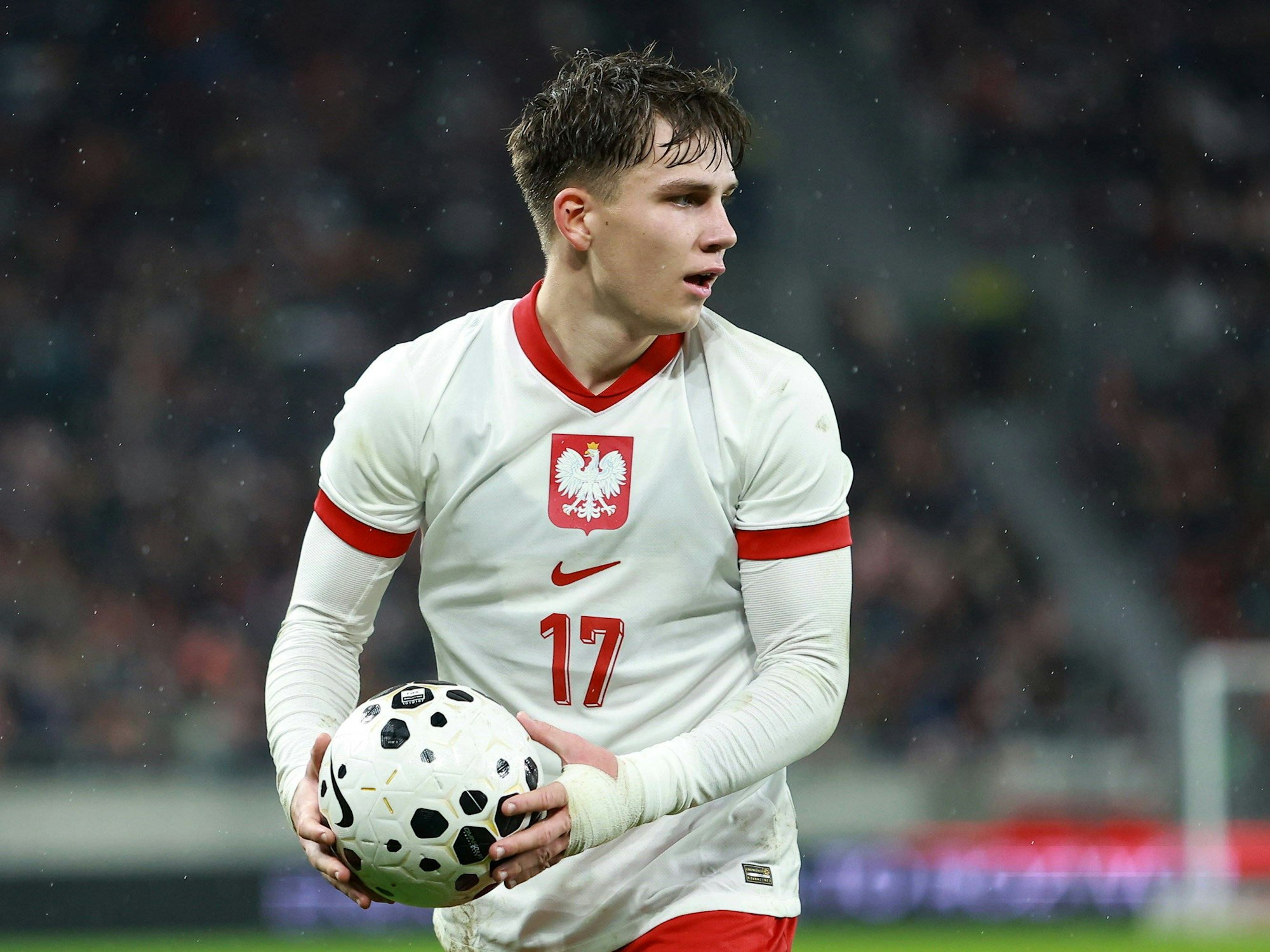 Oskar Pietuszewski hat einen Ball in der Hand und schaut zur Seite.