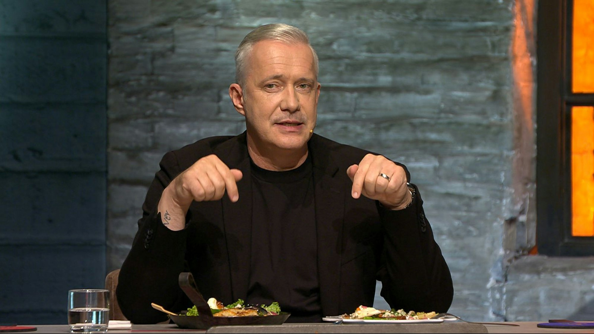 Das Gericht „Lammrücken in Lakritzsoße, mit Karotten-Schokolade-Püree, Blaubeeren-Schalotten-Confit und Kartoffeln“ von Henssler fand Herrmann genial. Das „Lakritz-Jus ist ein Geniestreich“. (Bild: RTL)