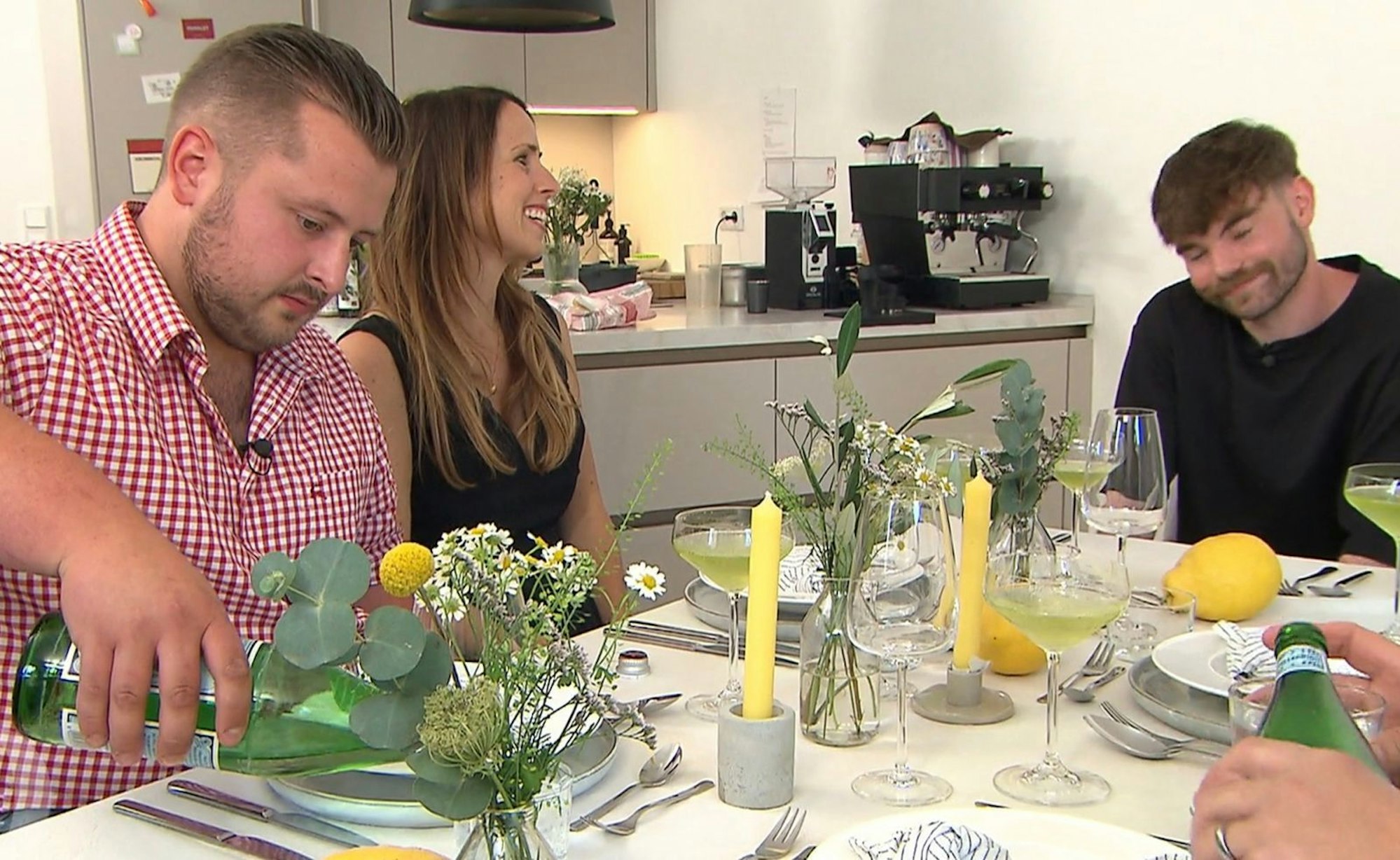 Jenni (41) liebt das Menü von Youngster Nick (25) - und vergibt 10 Punkte! (Bild: RTL)