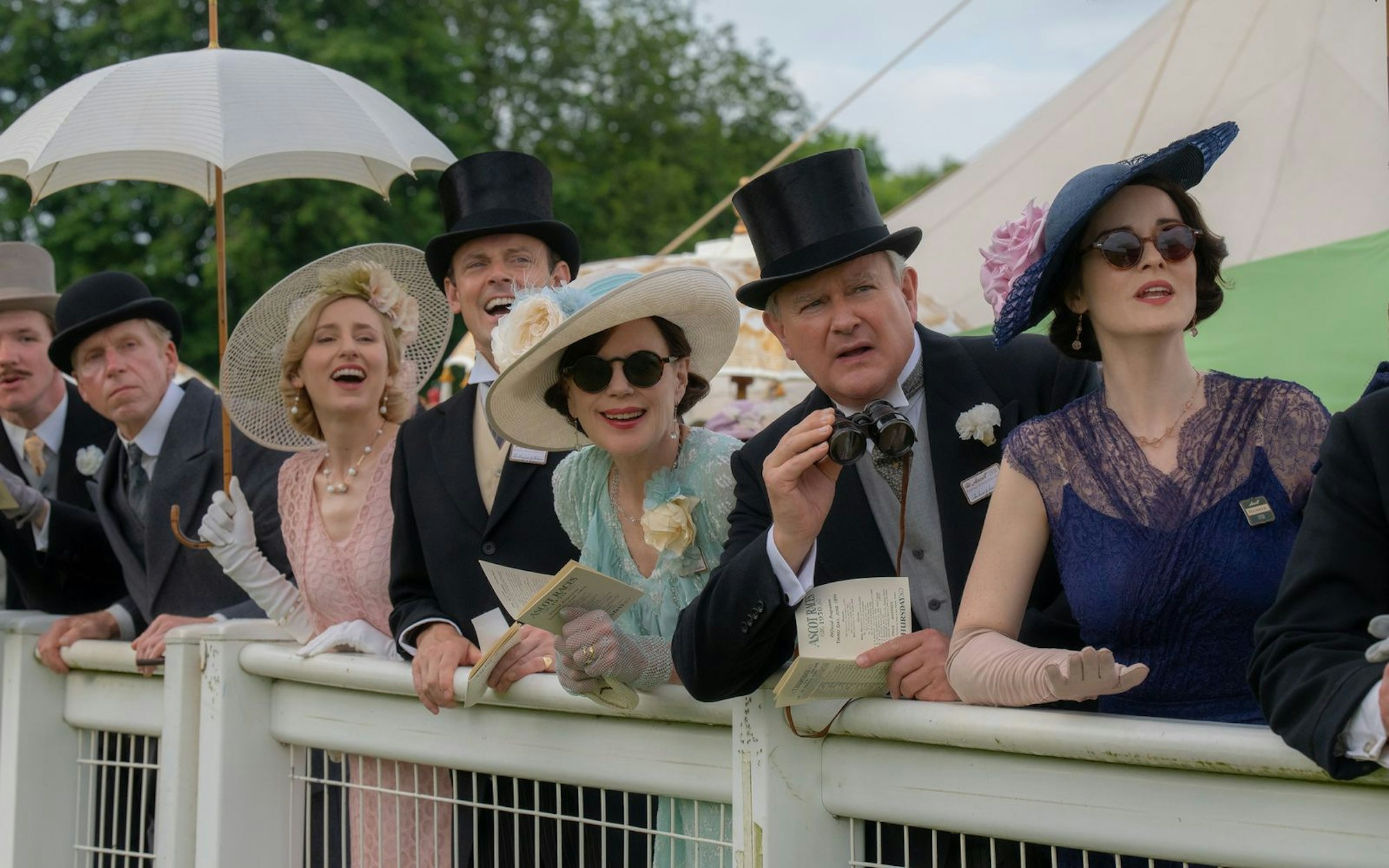 Die Crawleys genießen in „Downton Abbey: Das große Finale“ weiterhin die Vorzüge ihres Upperclass-Lebens, blicken aber auch in eine ungewisse Zukunft. (Bild: Universal/2025 FOCUS FEATURES LLC/Rory Mulvey)