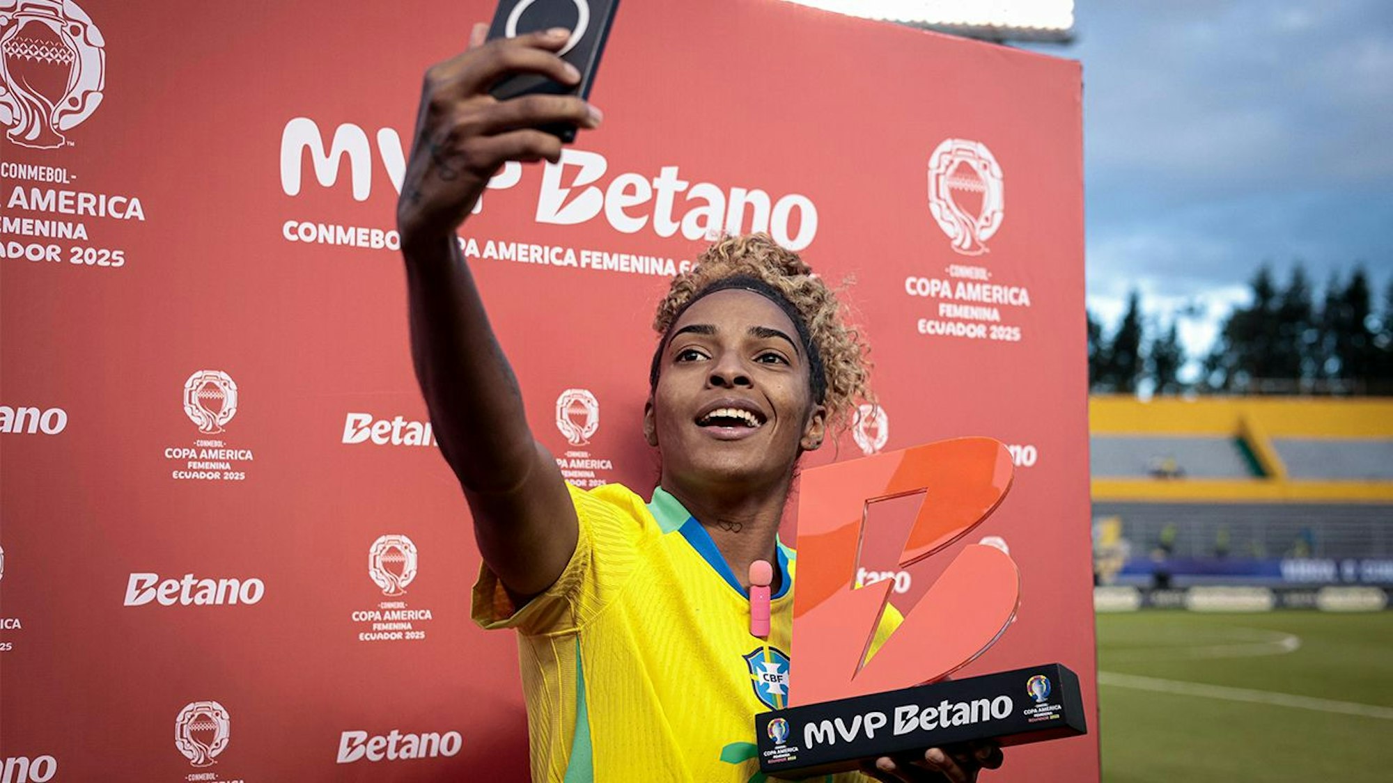 Die Brasilianerin Luany jubelt mit der MVP-Betano-Auszeichnung während eines Spiels der CONMEBOL Copa América Femenina 2025™.