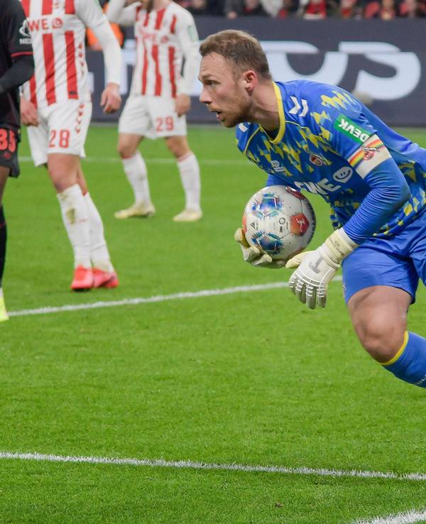 Marvin Schwäbe mit dem Ball in der Hand.