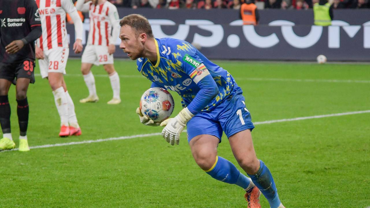 Marvin Schwäbe mit dem Ball in der Hand.