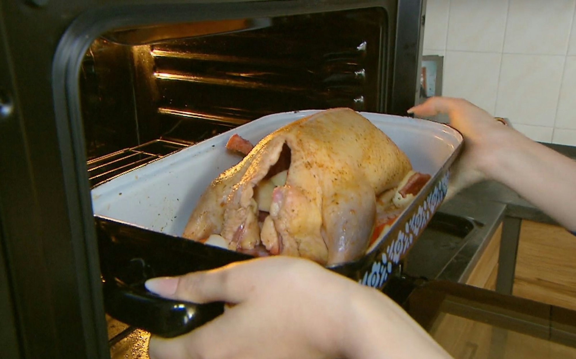 Das Leibgericht des Bauern: Entenbraten. (Bild: RTL)