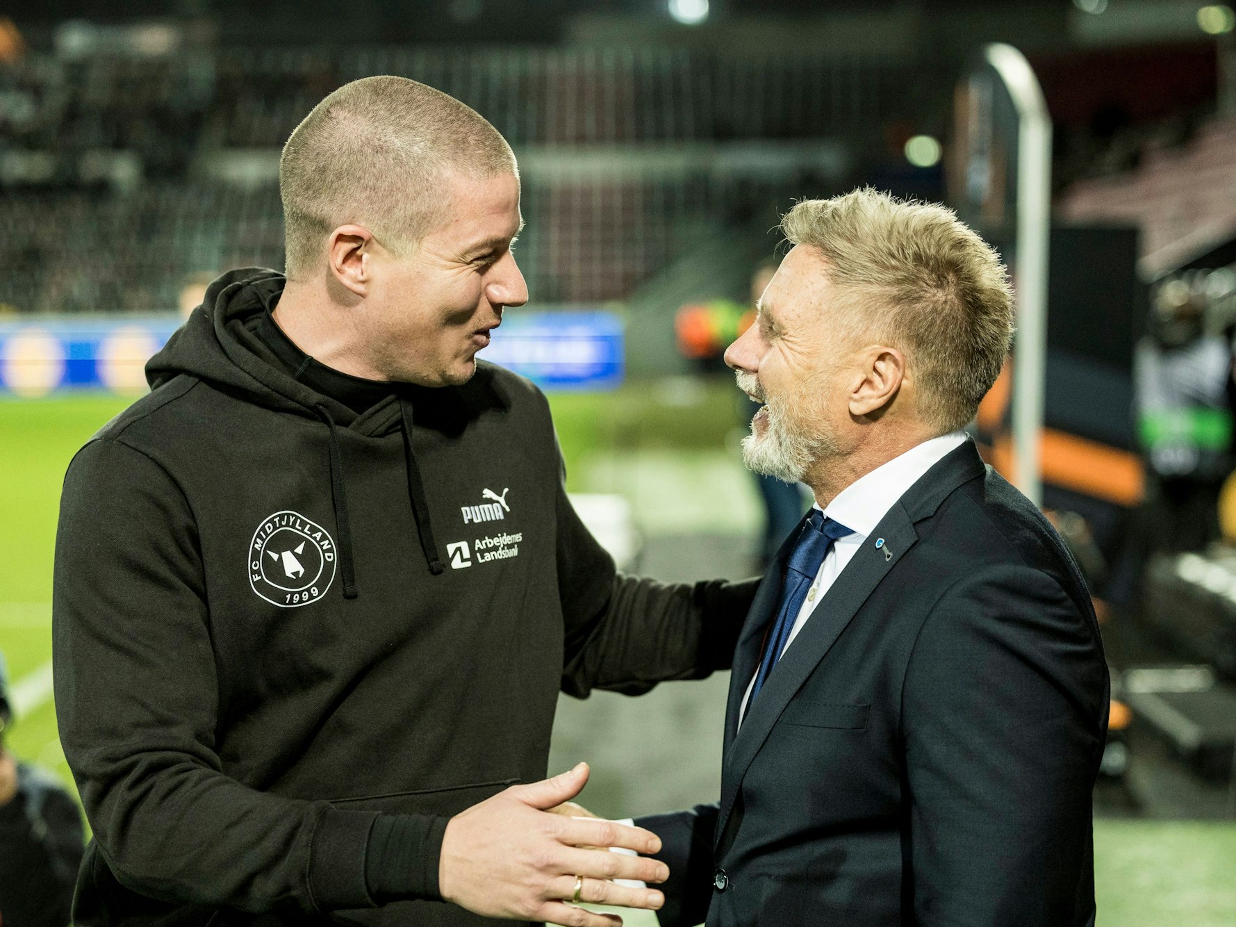 Thorsten Fink schüttelt Mike Tullberg die Hand.