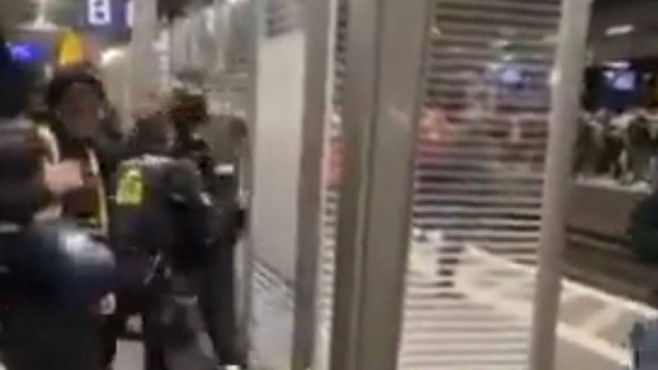 Auf einem Video, das die Fanhilfe Köln am 15. Dezember 2025 bei X veröffentlicht hat, ist zu sehen, wie Polizisten einen Mann, offenbar FC-Fan, wegschleifen.