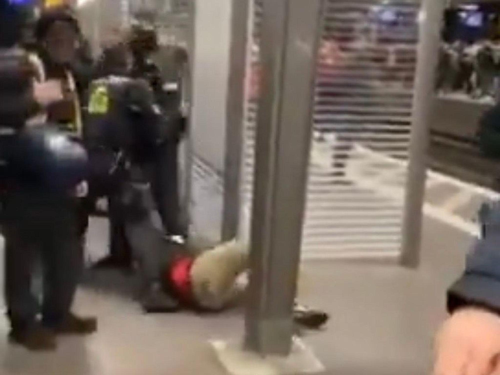 Auf einem Video, das die Fanhilfe Köln am 15. Dezember 2025 bei X veröffentlicht hat, ist zu sehen, wie Polizisten einen Mann, offenbar FC-Fan, wegschleifen.