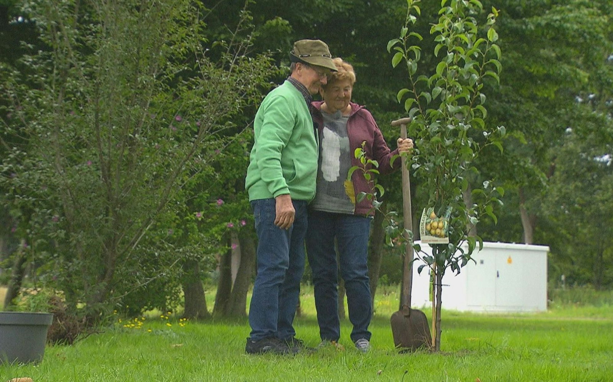 Walter überrascht Katharina mit einer Baumpflanzung. (Bild: RTL)