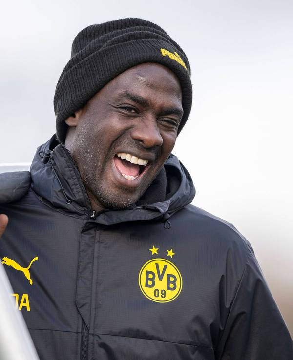 Otto Addo hilft nach dem BVB-Training beim Abbau.