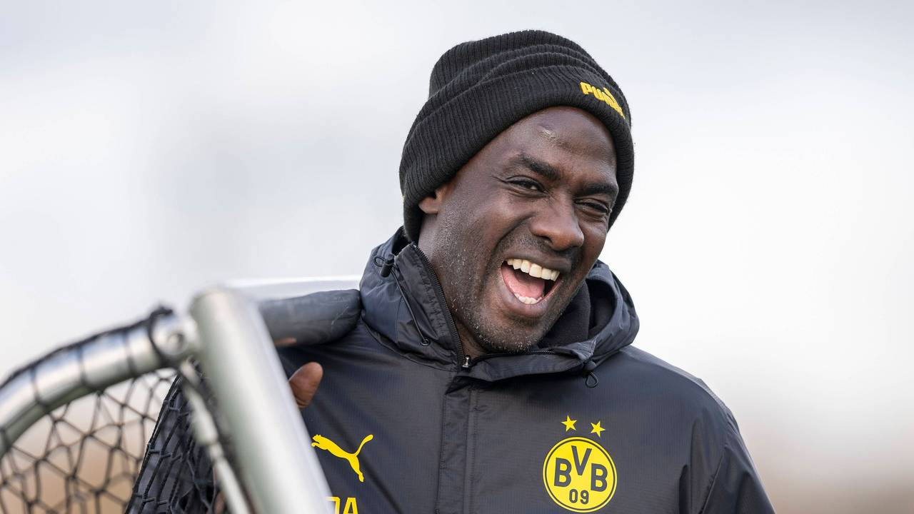 Otto Addo hilft nach dem BVB-Training beim Abbau.
