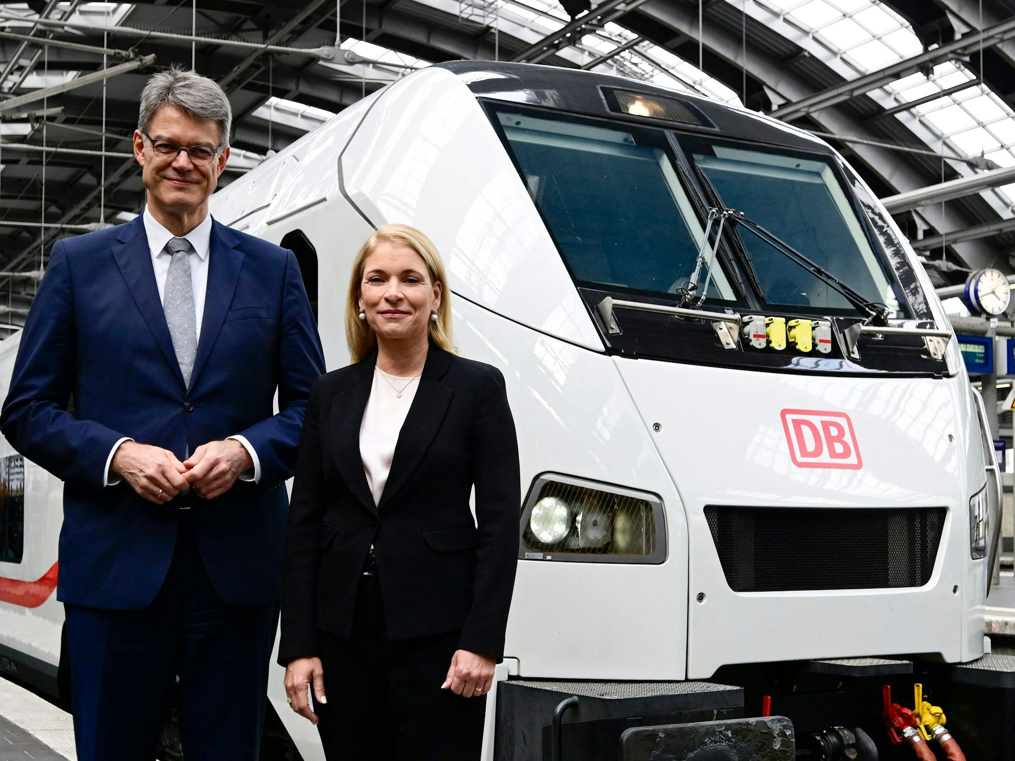 Patrick Schnieder, Bundesminister für Verkehr und Evelyn Palla, Vorstandsvorsitzende der DB AG stehen vor dem neuen ICE-L