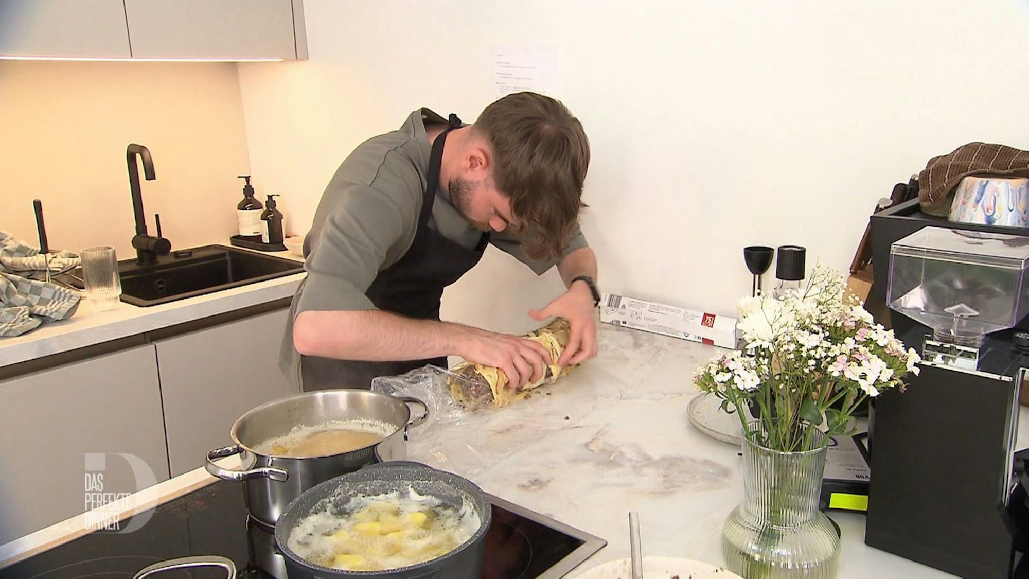 Konzentriert bearbeitet Nick (25) sein Filet Wellington. (Bild: RTL)