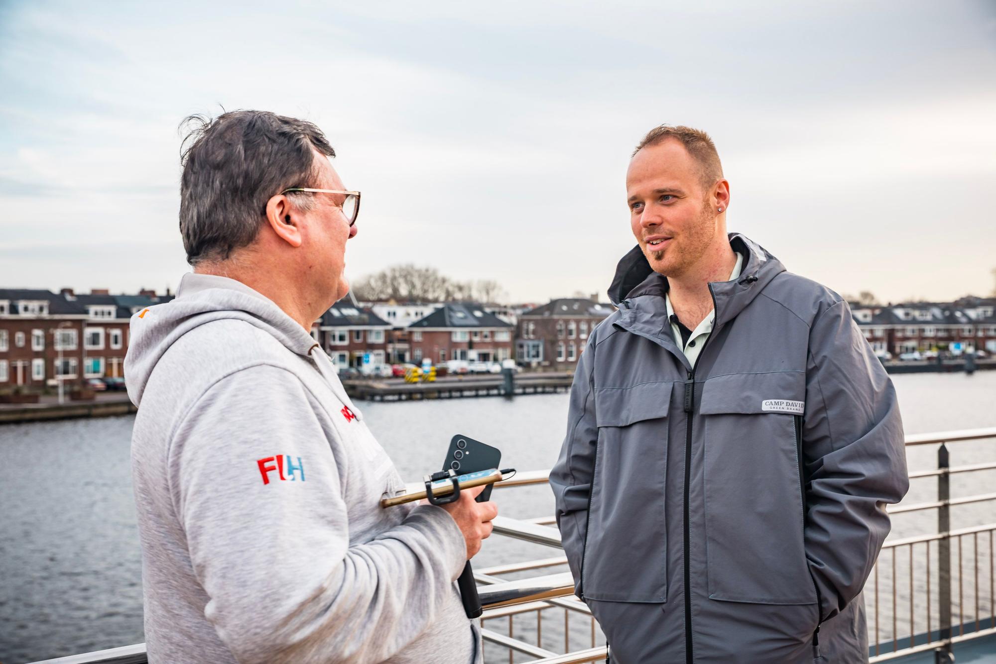 Darts-Profi Max Hopp (r.) im Gespräch mit EXPRESS-Redakteur Uwe Fibelkorn auf dem Flusskreuzfahrtschiff MS Alisa von Phoenixreisen.