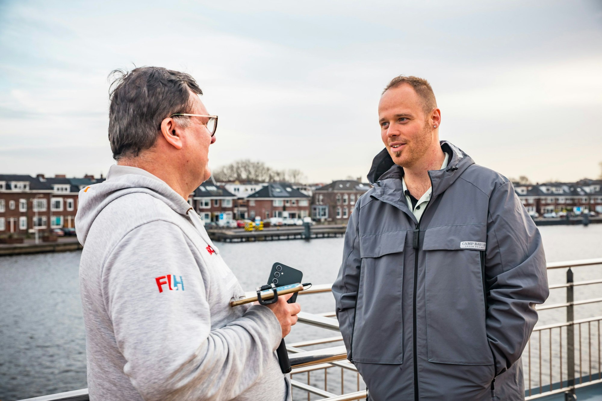 Darts-Profi Max Hopp (r.) im Gespräch mit EXPRESS-Redakteur Uwe Fibelkorn auf dem Flusskreuzfahrtschiff MS Alisa von Phoenixreisen.