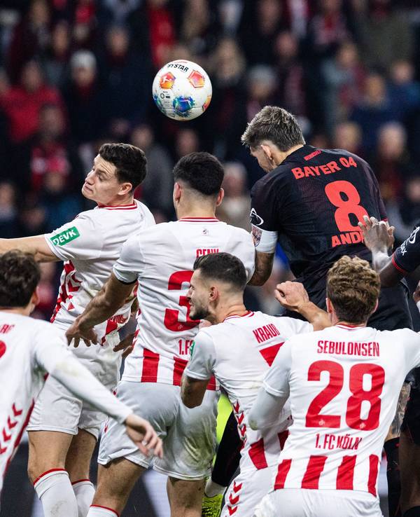 Leverkusens Robert Andrich kann sich nach einem Eckball gegen vier Kölner durchsetzen und das 2:0 am 13. Dezember 2025 köpfen.