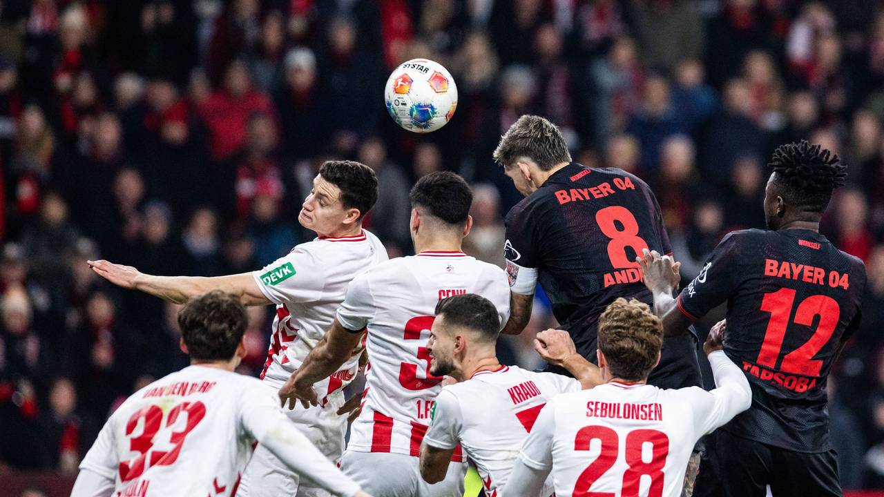Leverkusens Robert Andrich kann sich nach einem Eckball gegen vier Kölner durchsetzen und das 2:0 am 13. Dezember 2025 köpfen.