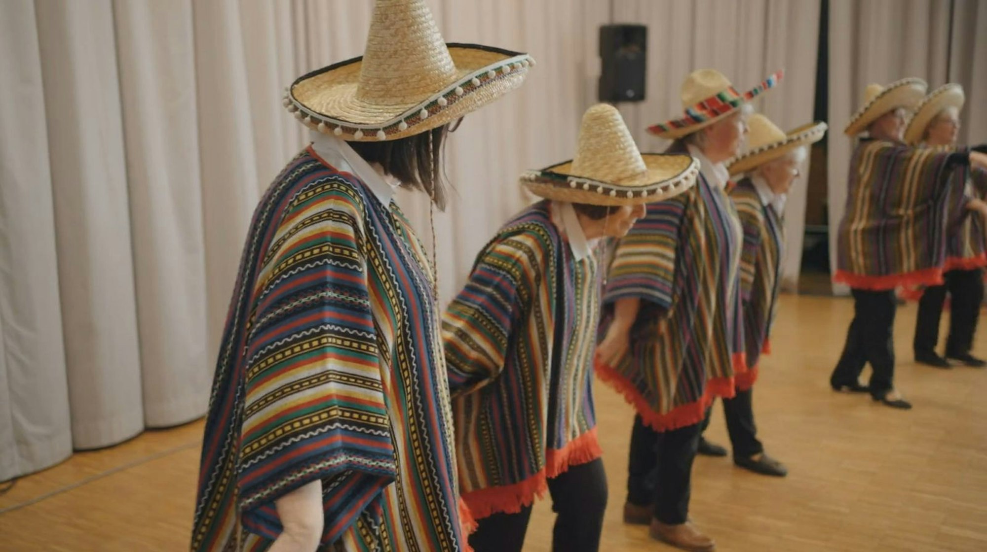 Wegen des Vorwurfs der kulturellen Aneignung geriete eine Senioren-Tanzgruppe in die Schlagzeilen. In der RBB-Doku „Wie zerrissen ist Deutschland?“ beziehen die Mitglieder Stellung. (Bild: rbb/beckground TV)