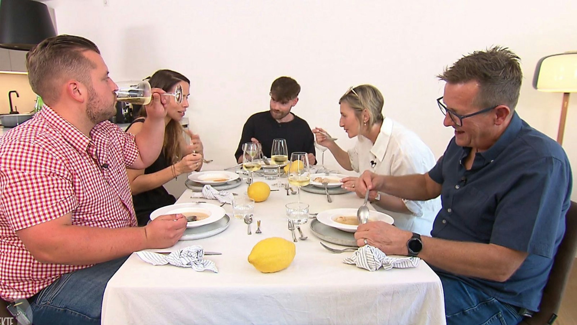 Zum Auftakt in Würzburg trifft sich die „Dinner“-Runde bei Nick (Mitte). (Bild: RTL)