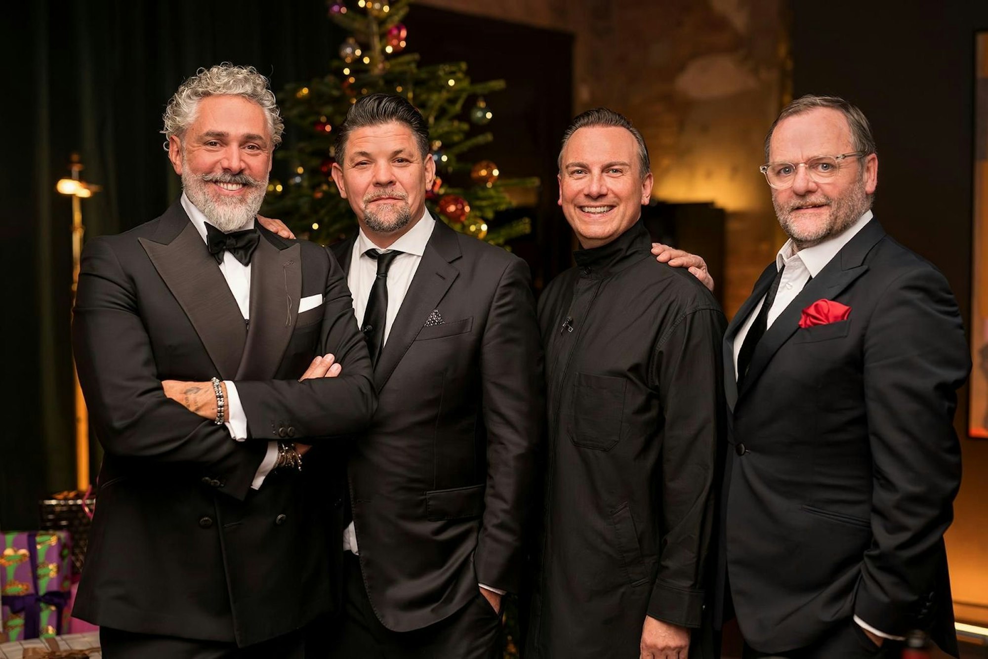 Die befreundeten Köche feiern auch dieses Weihnachts-Special gemeinsam, von links: Roland Trettl, Tim Mälzer, Tim Raue und Sepp Schellhorn. (Bild: RTL / Markus Hertrich)