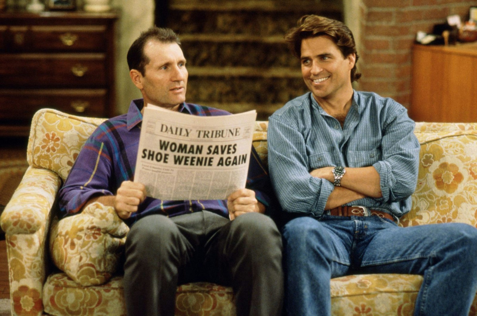 Ihren zweiten Ehemann Jefferson D'Arcy (Ted McGinley, rechts) lernt Nachbarin Marcy betrunken auf einer Party kennen und heiratet ihn spontan. (Bild: Sony Pictures Home Entertainment)