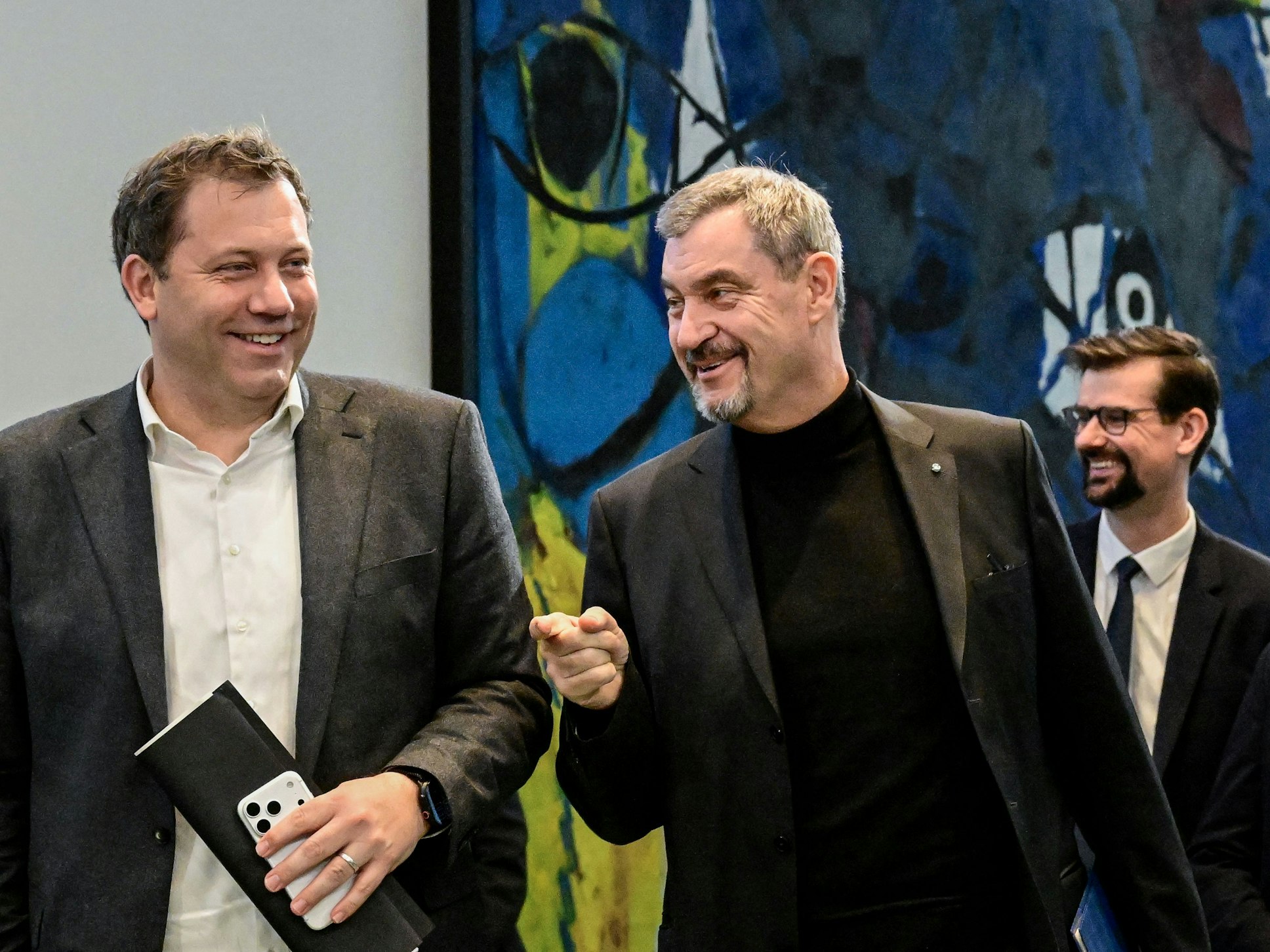 Vizekanzler und Finanzminister Lars Klingbeil geht lächelnd neben Markus Söder