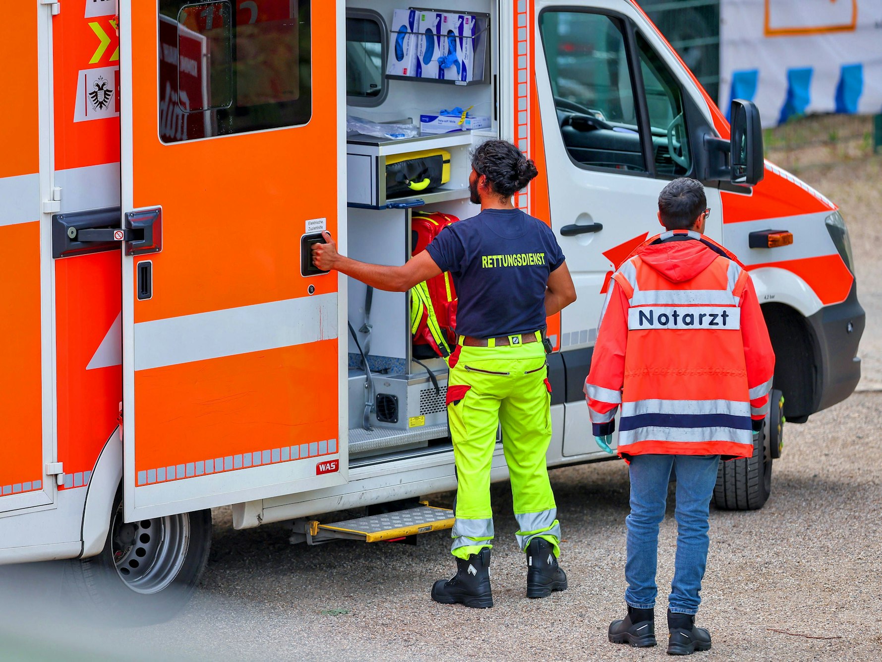 Ein Krankenwagen der Kölner Feuerwehr mit Blaulicht auf Einsatzfahrt.