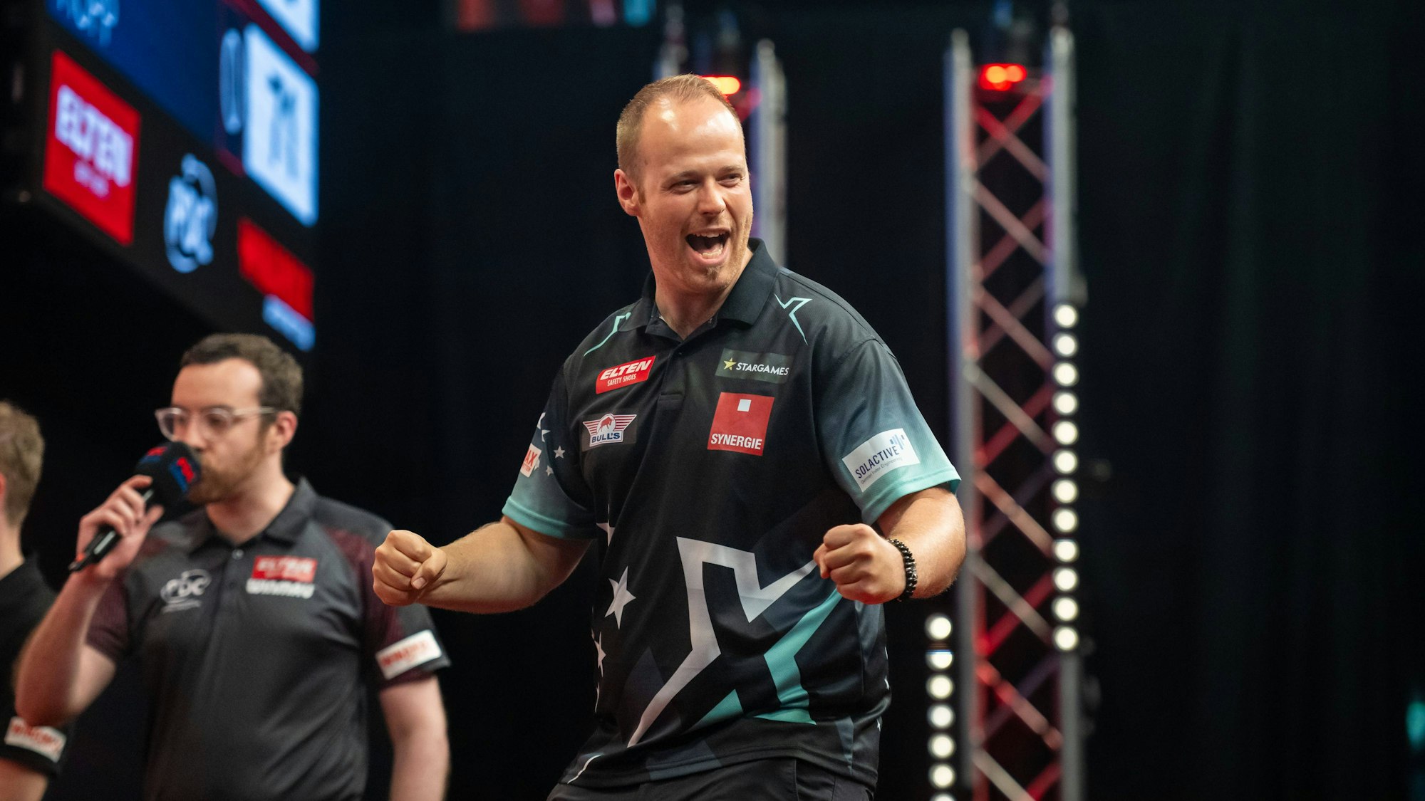 Max Hopp jubelt auf der Bühne mit zwei geballten Fäusten.