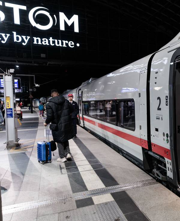Fahrgäste und Bahn-Mitarbeiter gehen zu dem neuen ICE-L der Deutschen Bahn, der als ICE 1548 von Berlin nach Köln fährt.