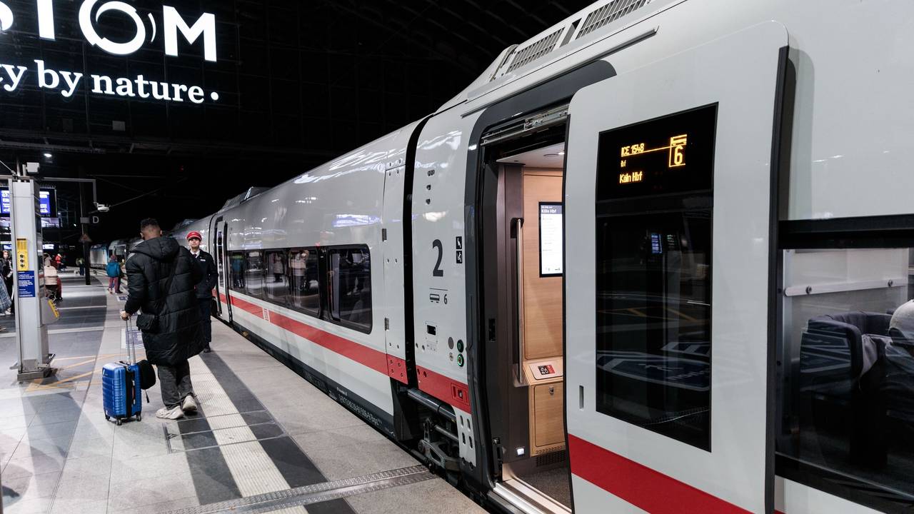 Fahrgäste und Bahn-Mitarbeiter gehen zu dem neuen ICE-L der Deutschen Bahn, der als ICE 1548 von Berlin nach Köln fährt.