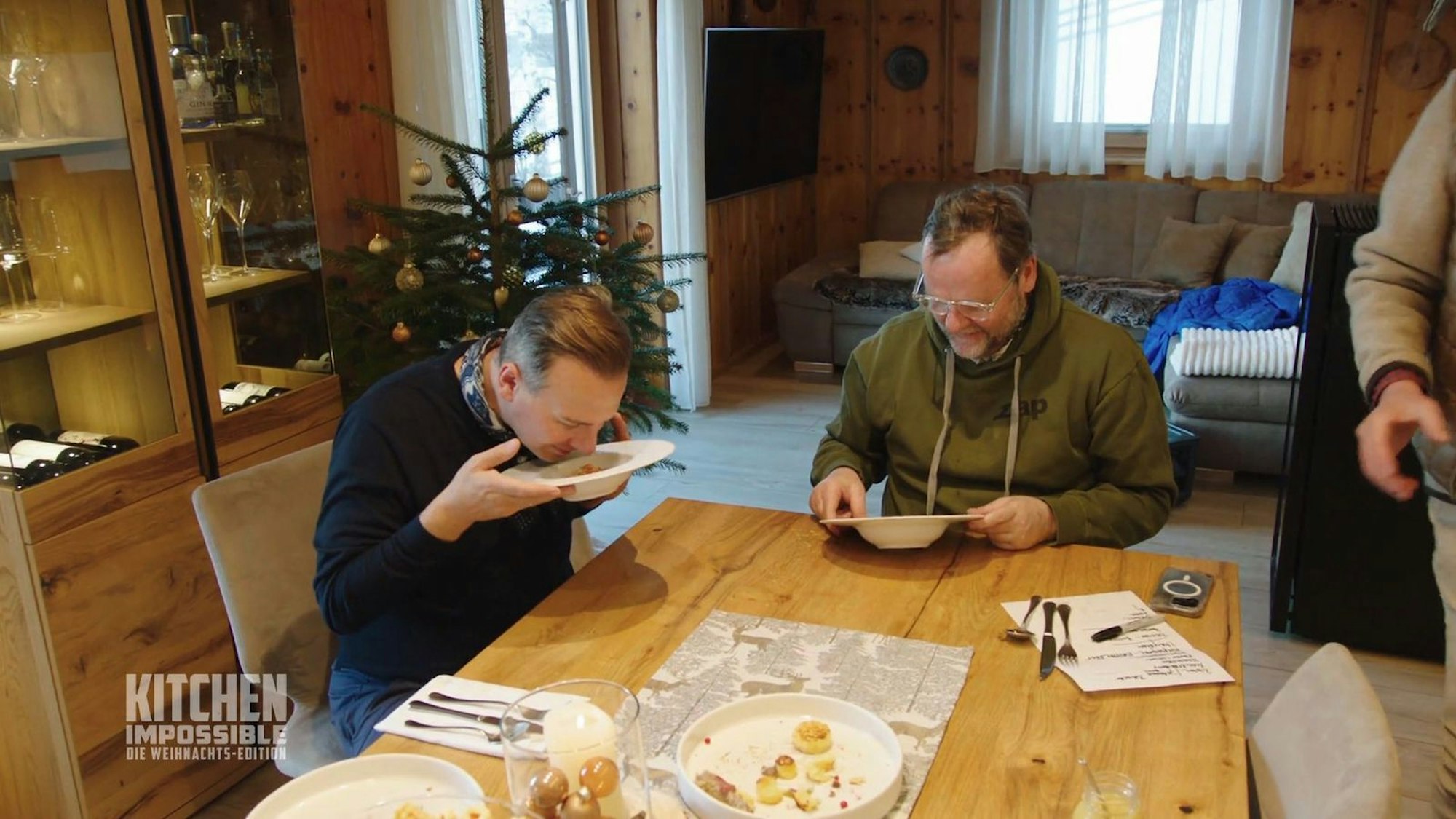 Das Dessert „Riebel mit Marillenmarmelade und Apfelmus“ wirft Fragen auf. (Bild: RTL)