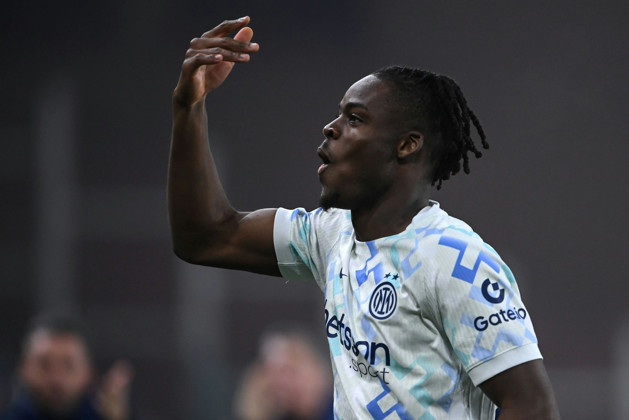 Yann Aurel Bisseck jubelt über sein Tor.