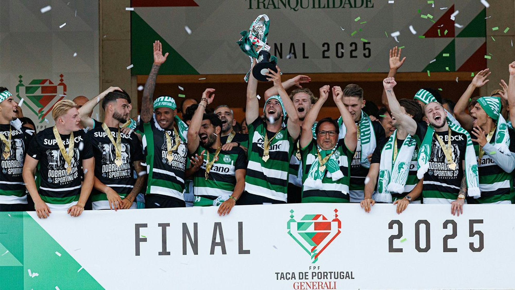 Spieler von Sporting CP feiern den Gewinn der Taça de Portugal 2025 (Portugiesischer Pokal).