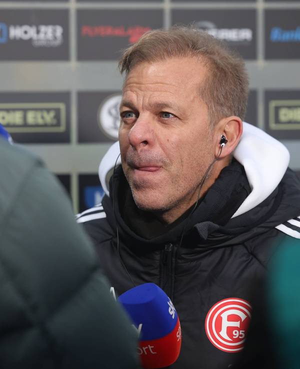 Markus Anfang mit ernstem Blick bei einem Interview.