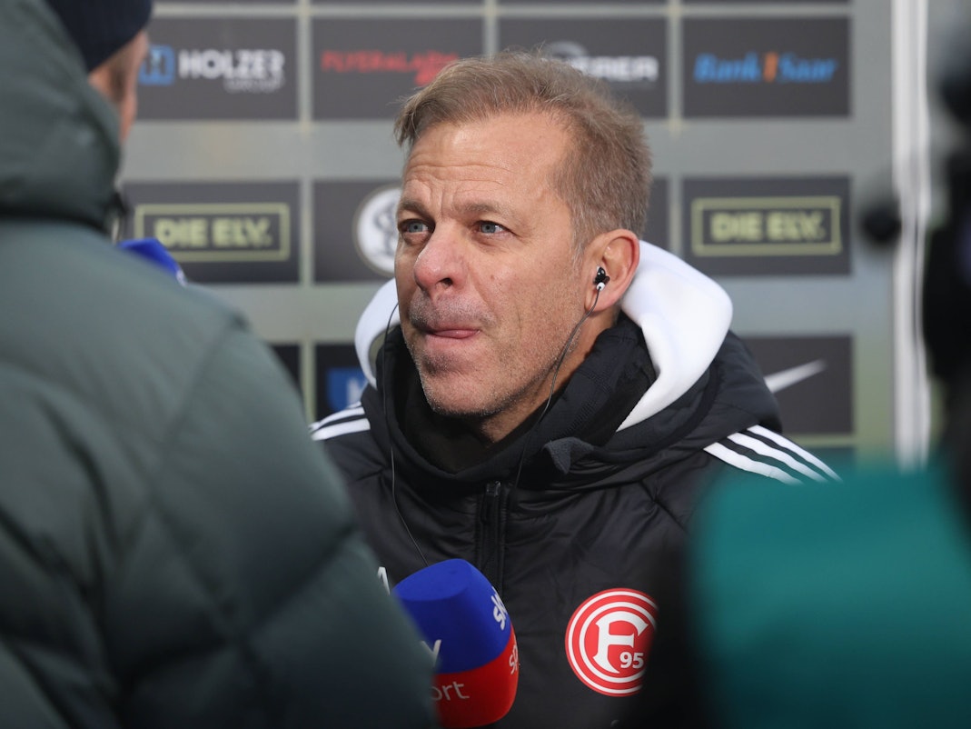 Markus Anfang mit ernstem Blick bei einem Interview.