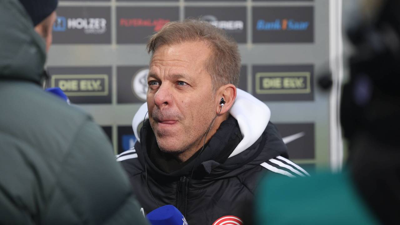 Markus Anfang mit ernstem Blick bei einem Interview.