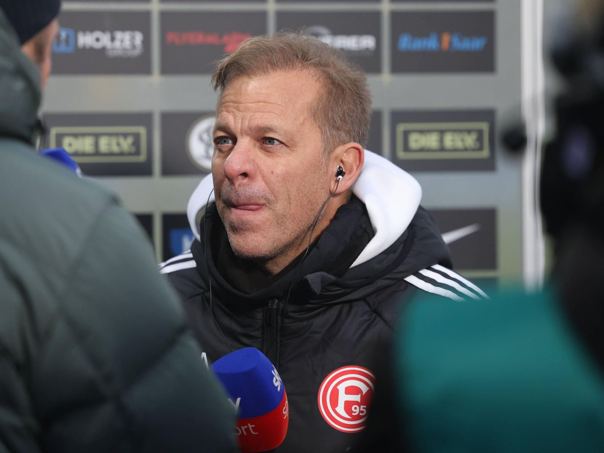Markus Anfang mit ernstem Blick bei einem Interview.