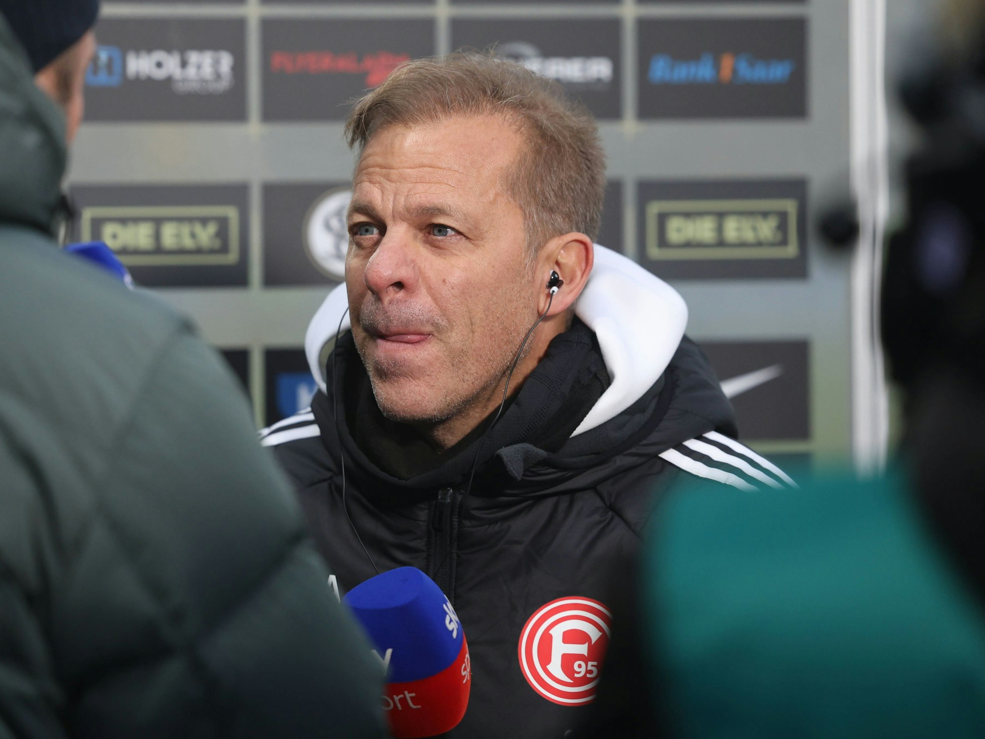 Markus Anfang mit ernstem Blick bei einem Interview.