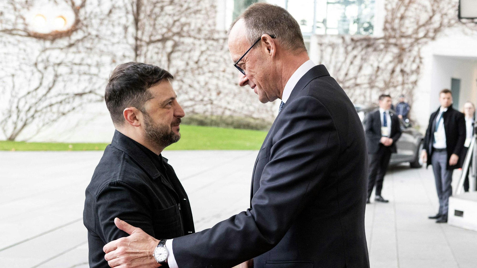Bundeskanzler Friedrich Merz begrüßt den ukrainischen Präsidenten Wolodymyr Selenskyj am Sonntag vor dem Kanzleramt in Berlin. (Archivbild)