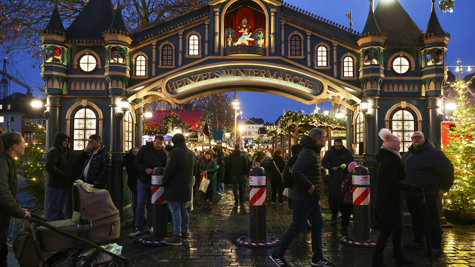 Der Zugang zum Weihnachtsmarkt „Heinzel’s Wintermärchen“
