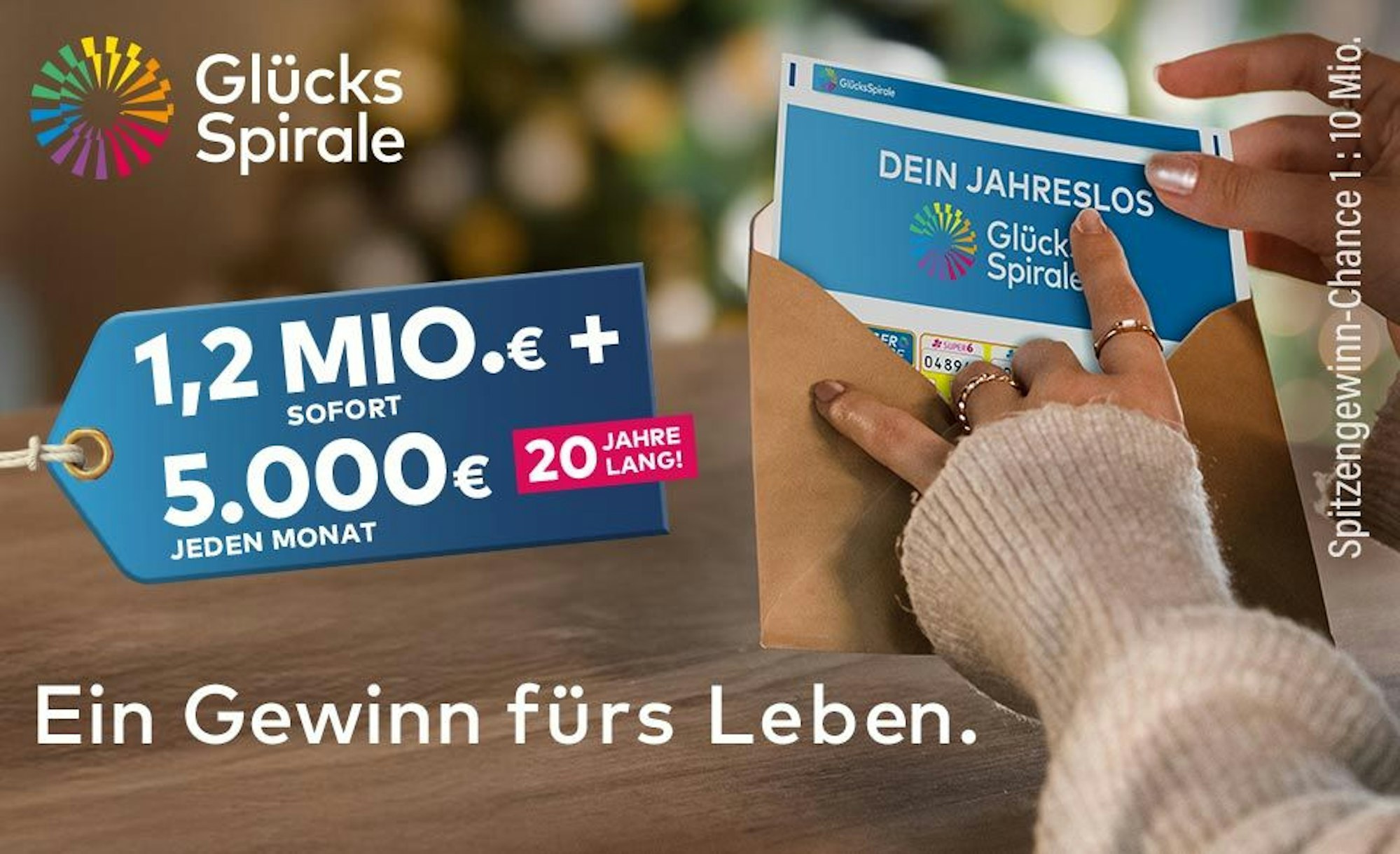 Eine Frau hält ein Jahreslos der GlücksSpirale in der Hand und tut dieses in einen Umschlag.