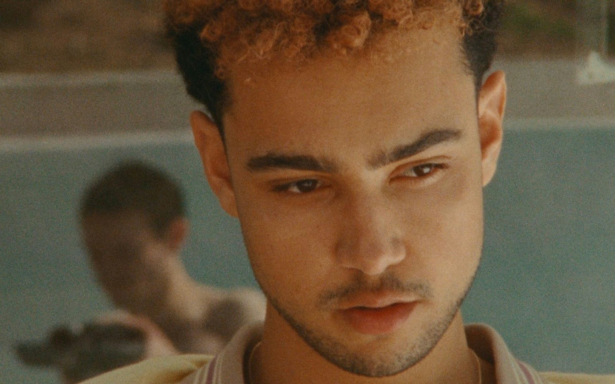 Der aufstrebende Popsänger Oliver (Archie Madekwe) öffnet seinen engsten Kreis für Matthew. (Bild: Universal Studios)