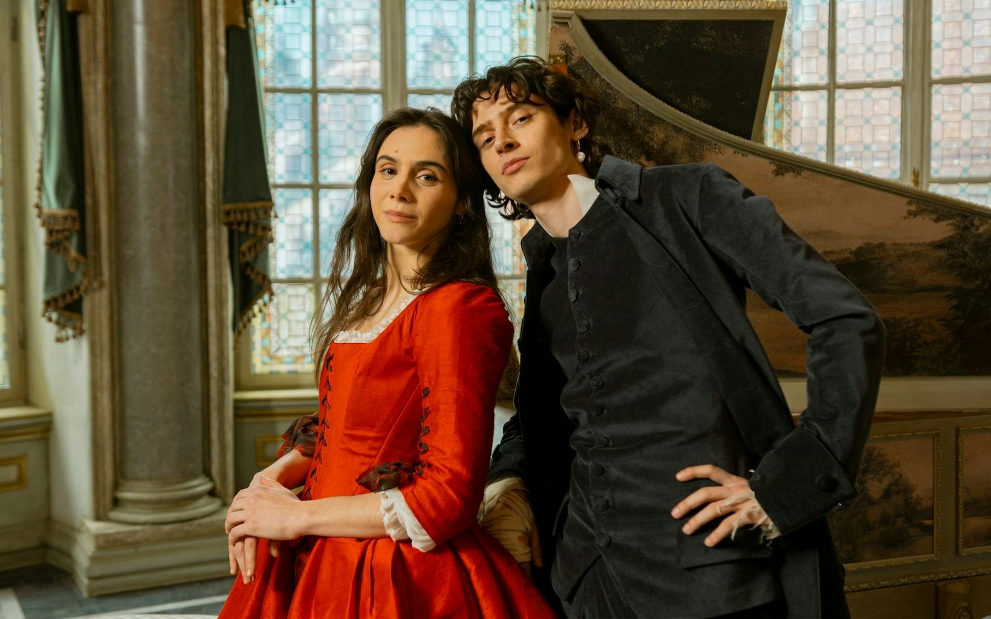 Historisch waren die beiden Mozart-Geschwister wohl gleichermaßen talentiert. Doch nur Wolfgang Amadeus wurde immer weiter gefördert. (Bild: WDR/Story House Pictures GmbH/Armands Virbulis)